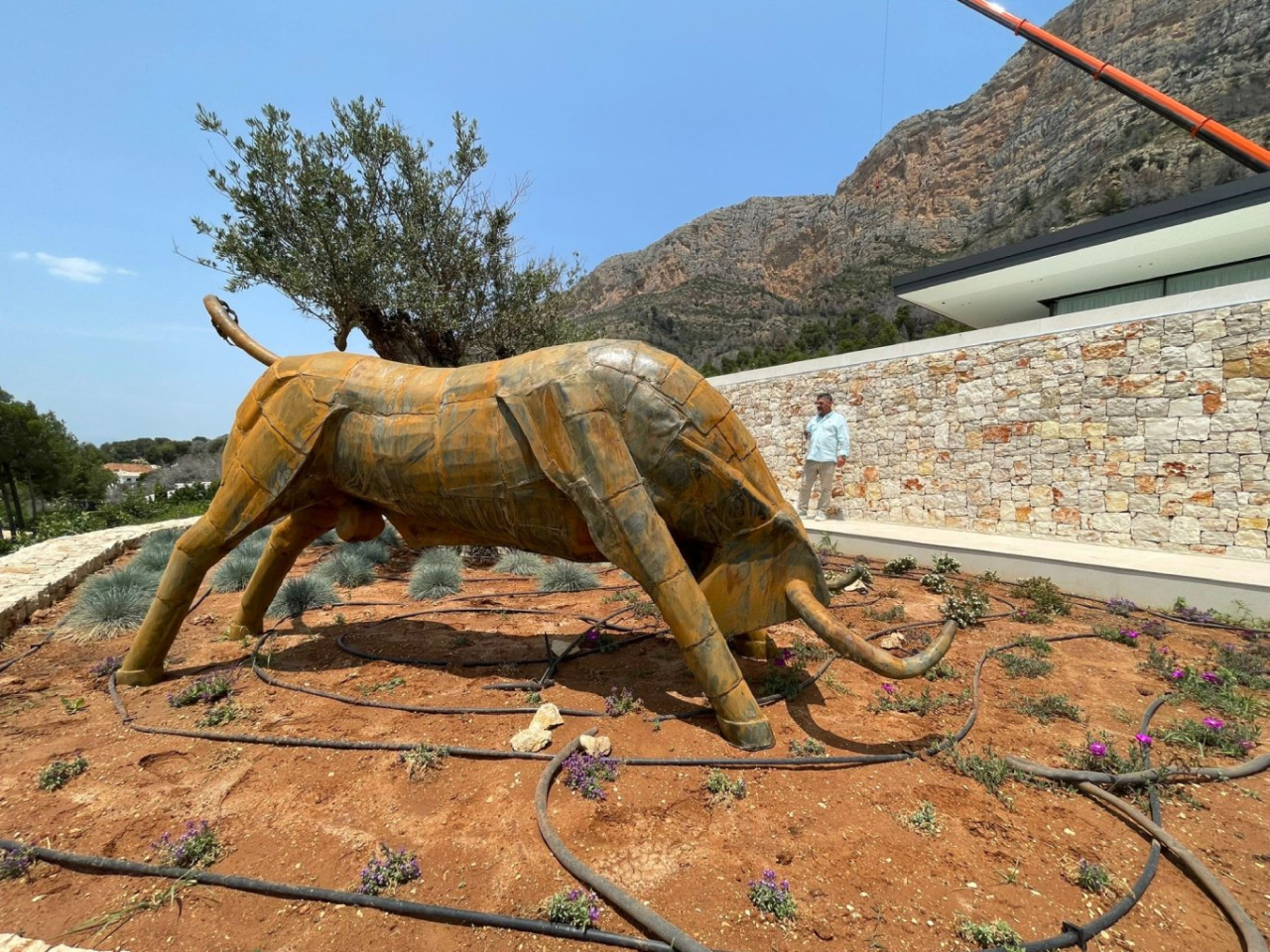 INSTALACIÓN DE UNA ESCULTURA MUY ESPECIAL