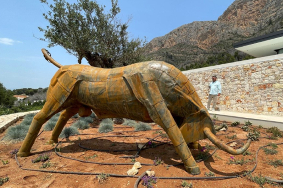 INSTALLATION OF A VERY SPECIAL SCULPTURE